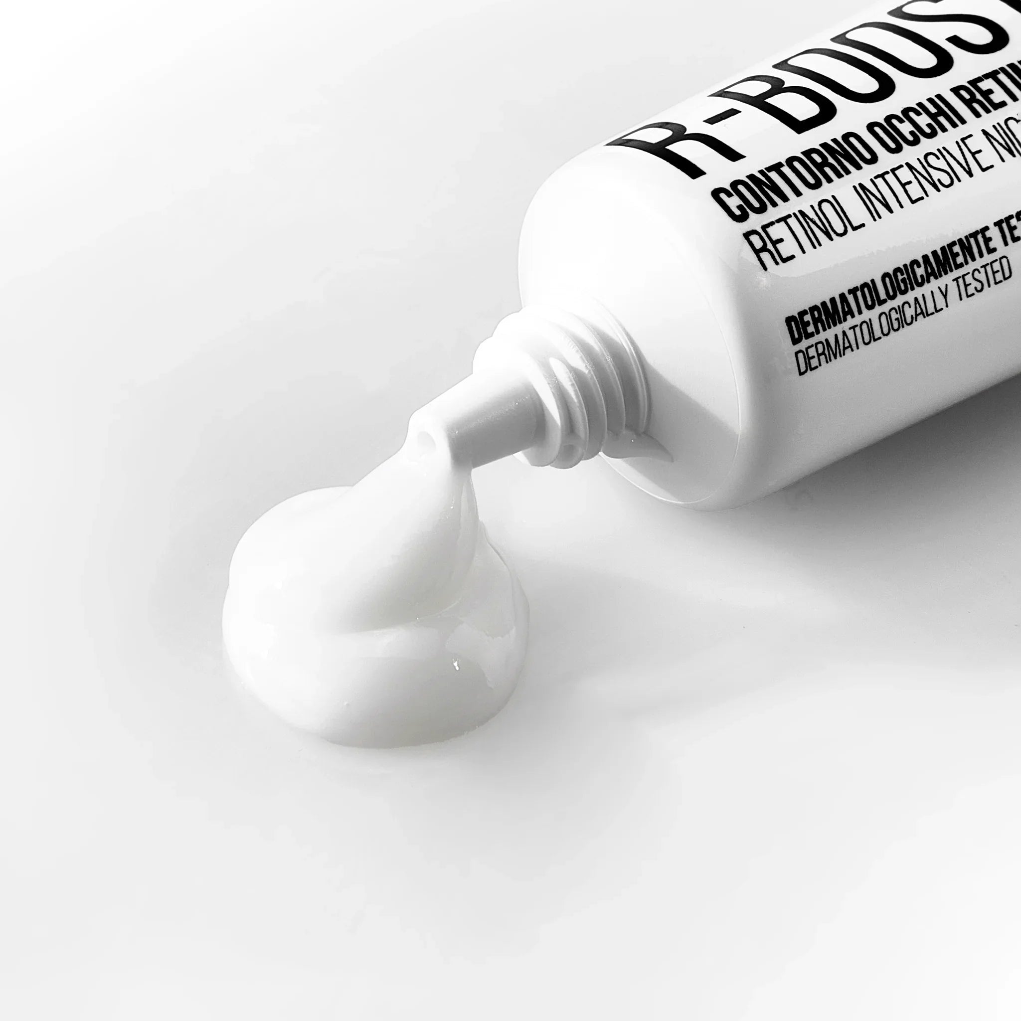 Dettaglio crema bianca retinolo contorno occhi tubo bianco dermatologicamente testata