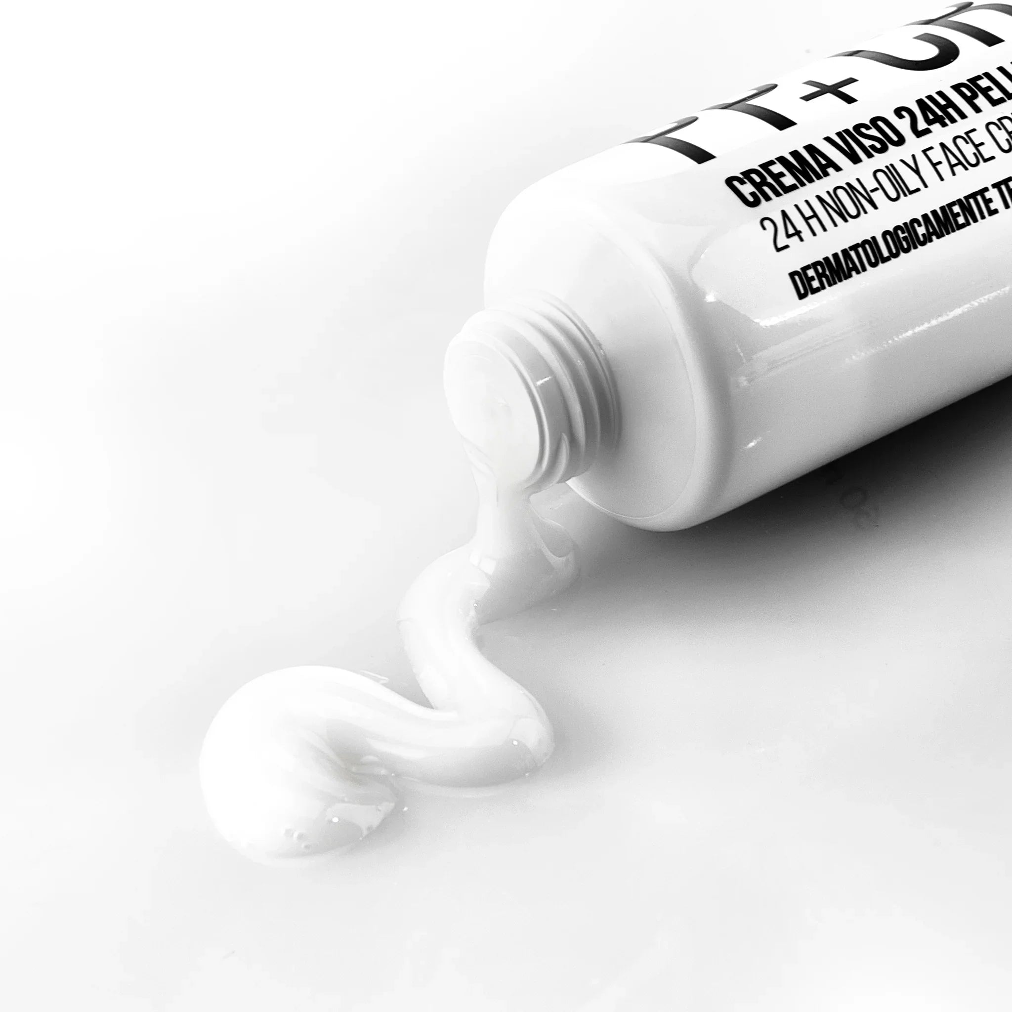 Crema viso non oleosa con niacinamide che fuoriesce da un tubo bianco su sfondo chiaro