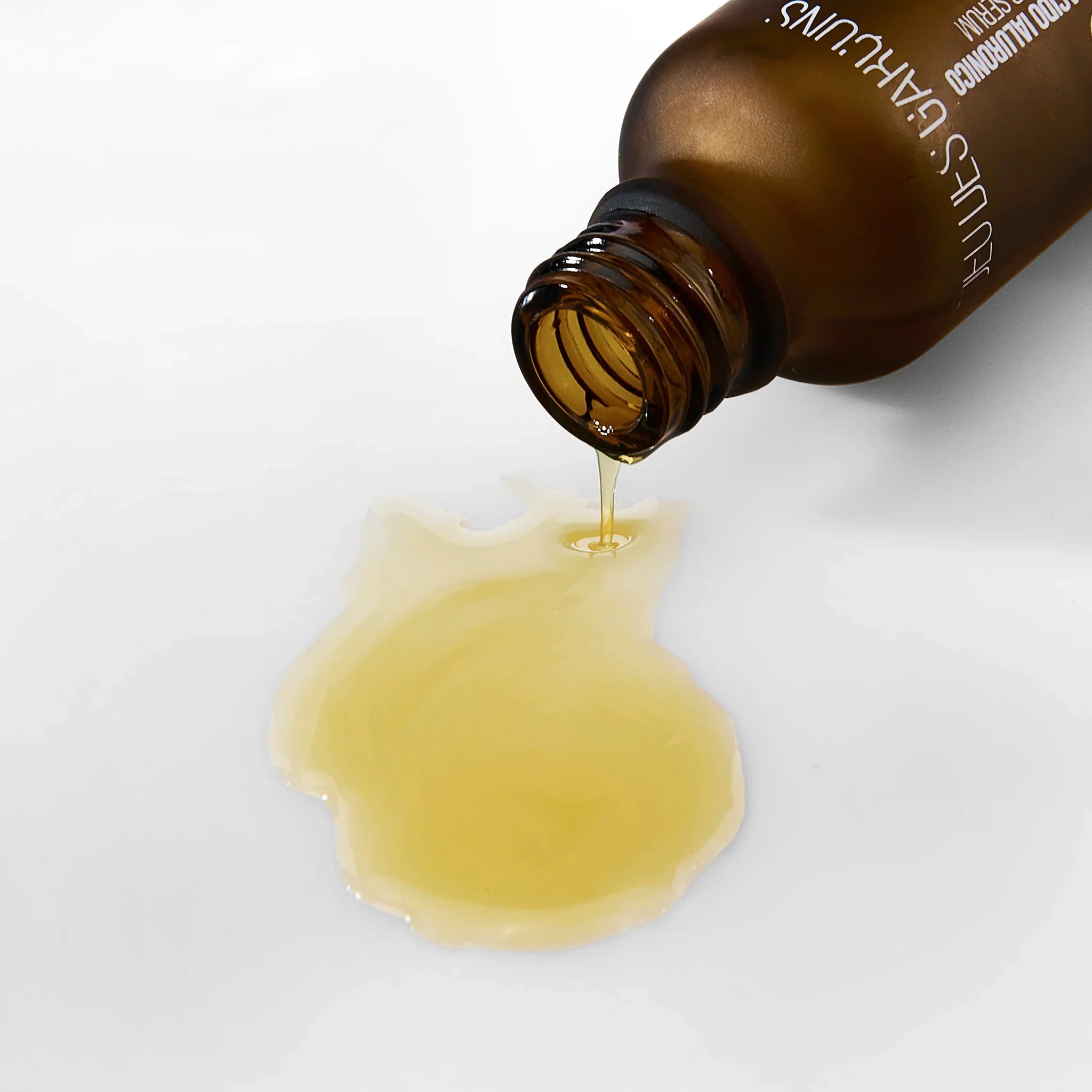 Siero vitamina C in bottiglia di vetro ambrato con gocce e texture fluida su sfondo bianco